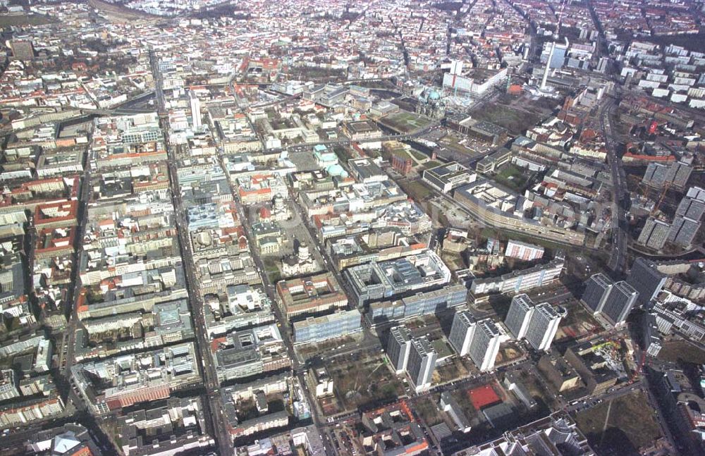 Berlin- Mitte from the bird's eye view: Stadtzentrum von Berlin - Mitte mit der Friedrichstraße und der Baustelle Charlottenstraße 68-71 der BEOS Projektentwicklung GmbH. 11.03.02