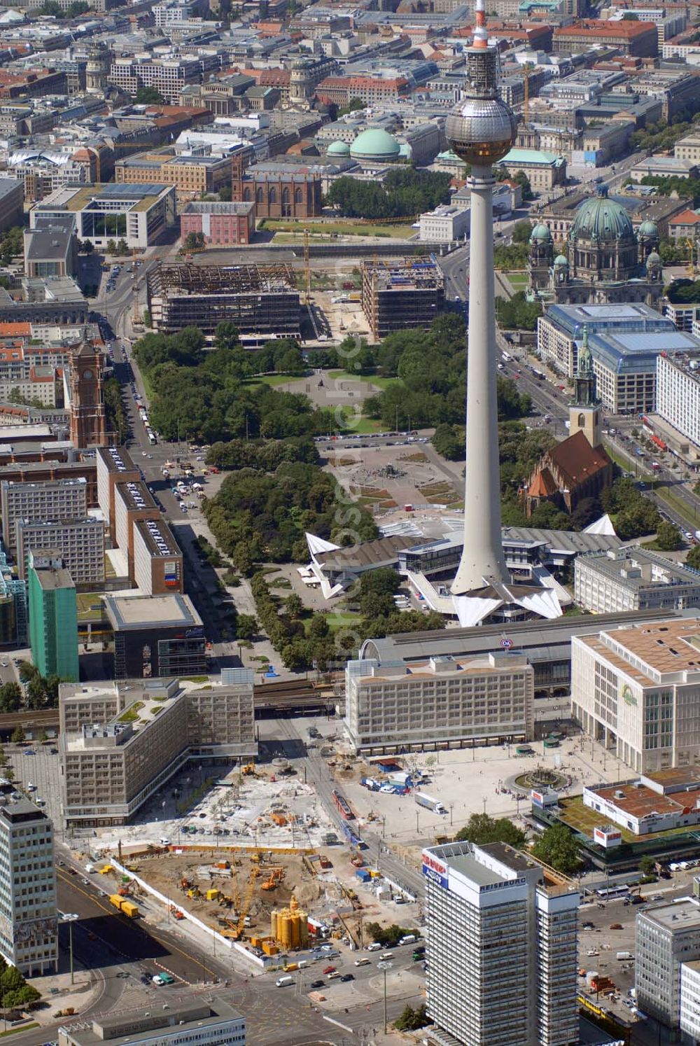 Aerial image Berlin - Blick auf das Stadtzentrum mit dem Berliner Fernsehturm, den Um- und Neubauarbeiten am Alexanderplatz.