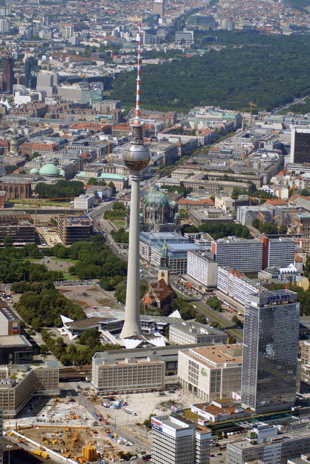 Aerial photograph Berlin - Blick auf das Stadtzentrum mit dem Berliner Fernsehturm, den Um- und Neubauarbeiten am Alexanderplatz.