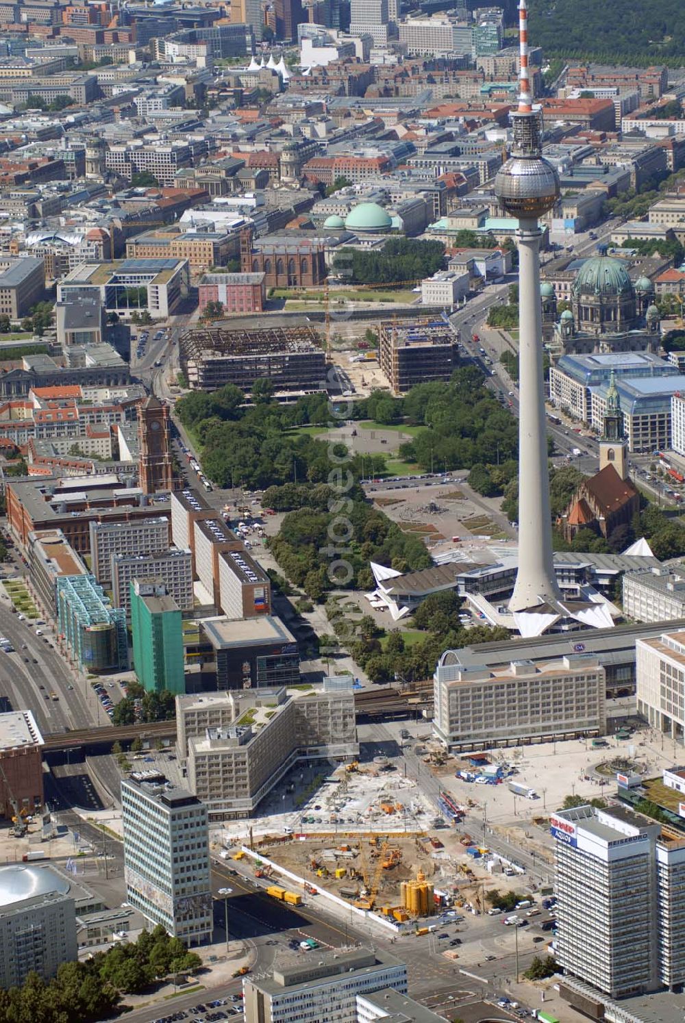 Berlin from the bird's eye view: Blick auf das Stadtzentrum mit dem Berliner Fernsehturm, den Um- und Neubauarbeiten am Alexanderplatz.