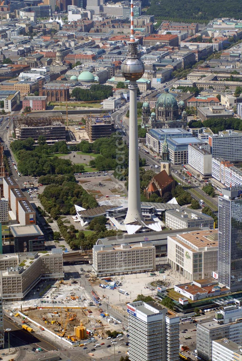 Aerial image Berlin - Blick auf das Stadtzentrum mit dem Berliner Fernsehturm, den Um- und Neubauarbeiten am Alexanderplatz.