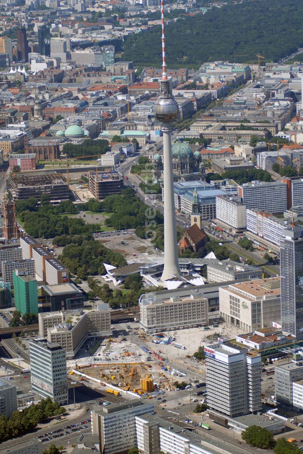 Aerial photograph Berlin - Blick auf das Stadtzentrum mit dem Berliner Fernsehturm, den Um- und Neubauarbeiten am Alexanderplatz.