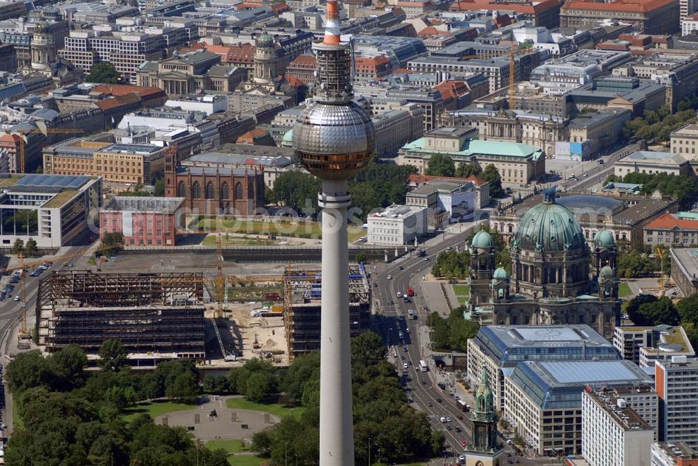 Berlin from the bird's eye view: Blick auf das Stadtzentrum mit dem Berliner Fernsehturm, den Um- und Neubauarbeiten am Alexanderplatz.