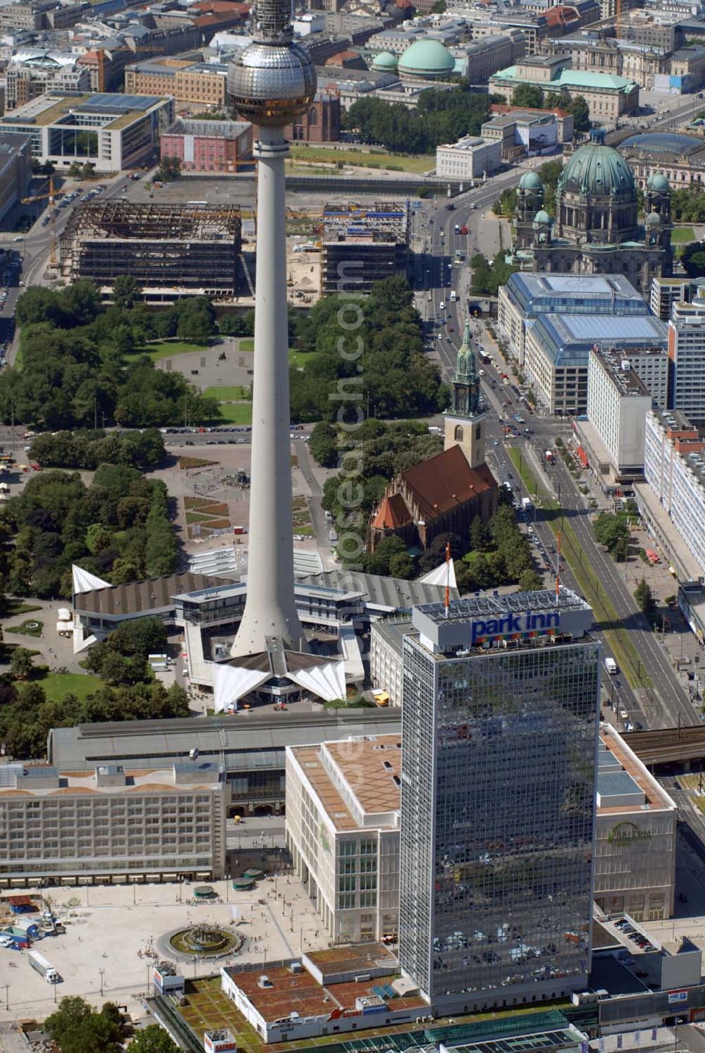 Aerial image Berlin - Blick auf das Stadtzentrum mit dem Berliner Fernsehturm, den Um- und Neubauarbeiten am Alexanderplatz.