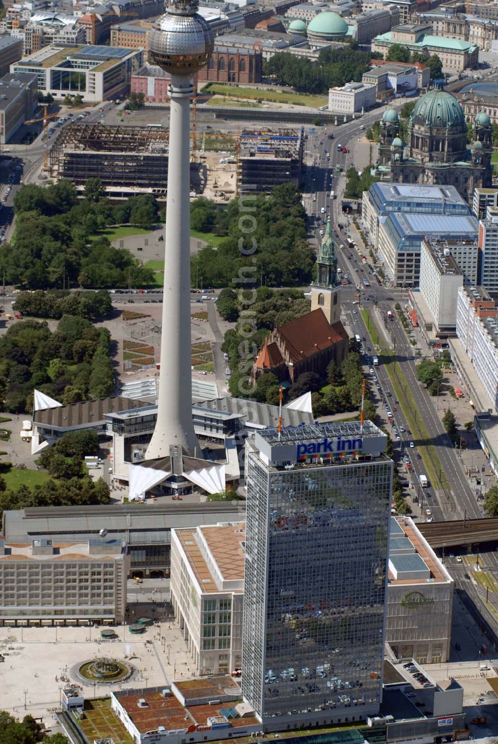 Aerial photograph Berlin - Blick auf das Stadtzentrum mit dem Berliner Fernsehturm, den Um- und Neubauarbeiten am Alexanderplatz.