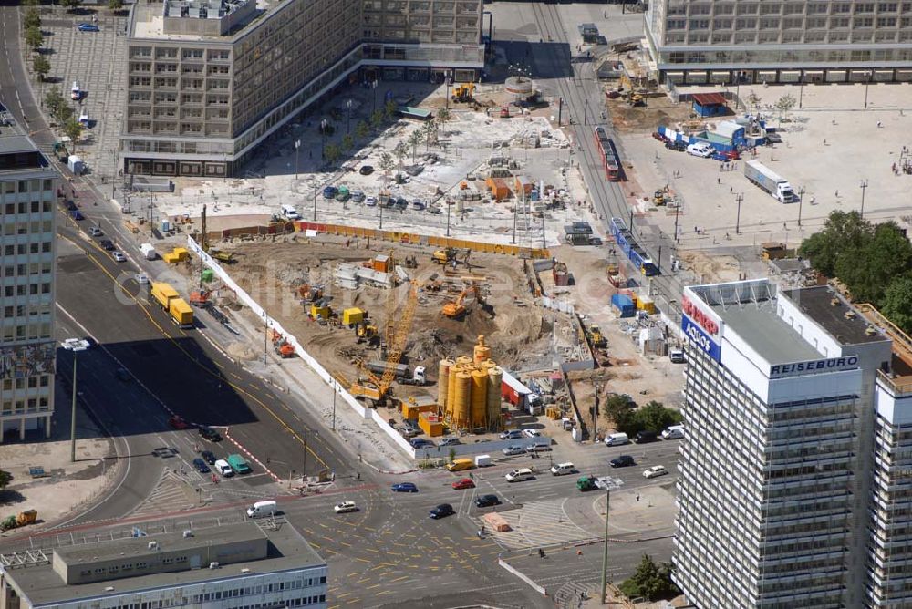 Aerial image Berlin - Blick auf das Stadtzentrum mit dem Berliner Fernsehturm, den Um- und Neubauarbeiten am Alexanderplatz.