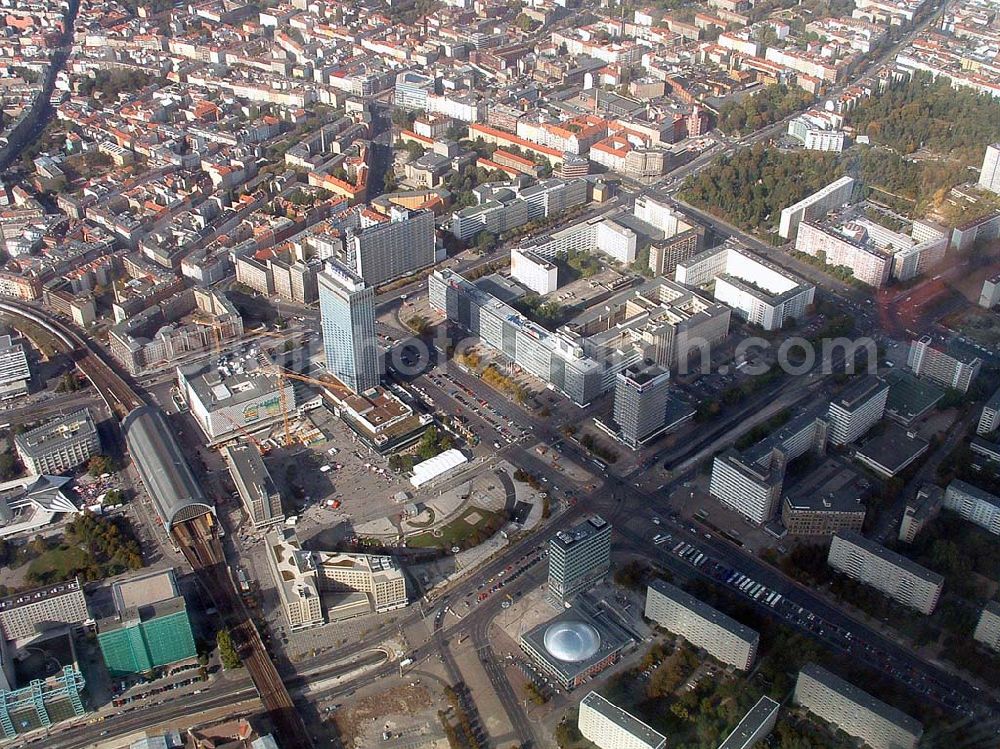 Berlin from the bird's eye view: Stadtzentrum am Berliner Fernsehturm am Alexanderplatz in Berlin-Mitte.