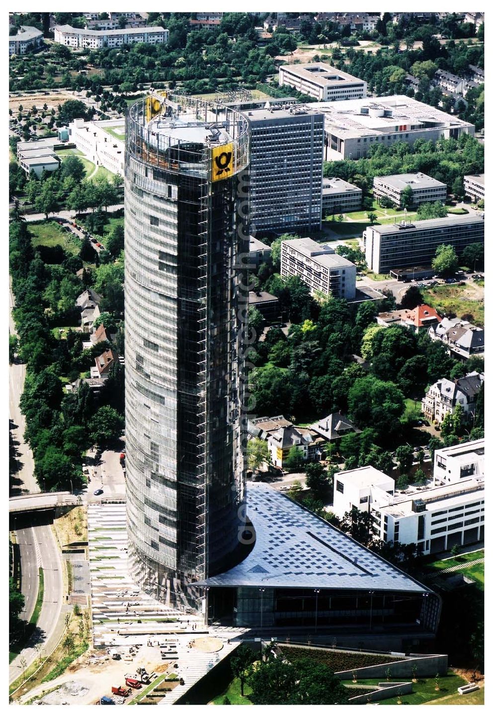 Bonn from the bird's eye view: Stadtzentrum von Bonn mit dem neuerbauten Post-Tower, dem Sitz der Deutschen Post AG. Datum: 26.05.03