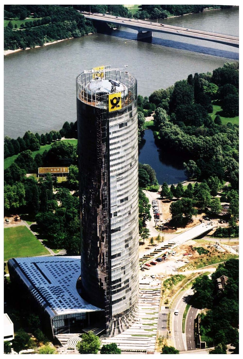 Bonn from above - Stadtzentrum von Bonn mit dem neuerbauten Post-Tower, dem Sitz der Deutschen Post AG. Datum: 26.05.03