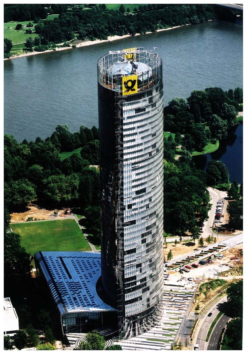 Bonn from the bird's eye view: Stadtzentrum von Bonn mit dem neuerbauten Post-Tower, dem Sitz der Deutschen Post AG. Datum: 26.05.03