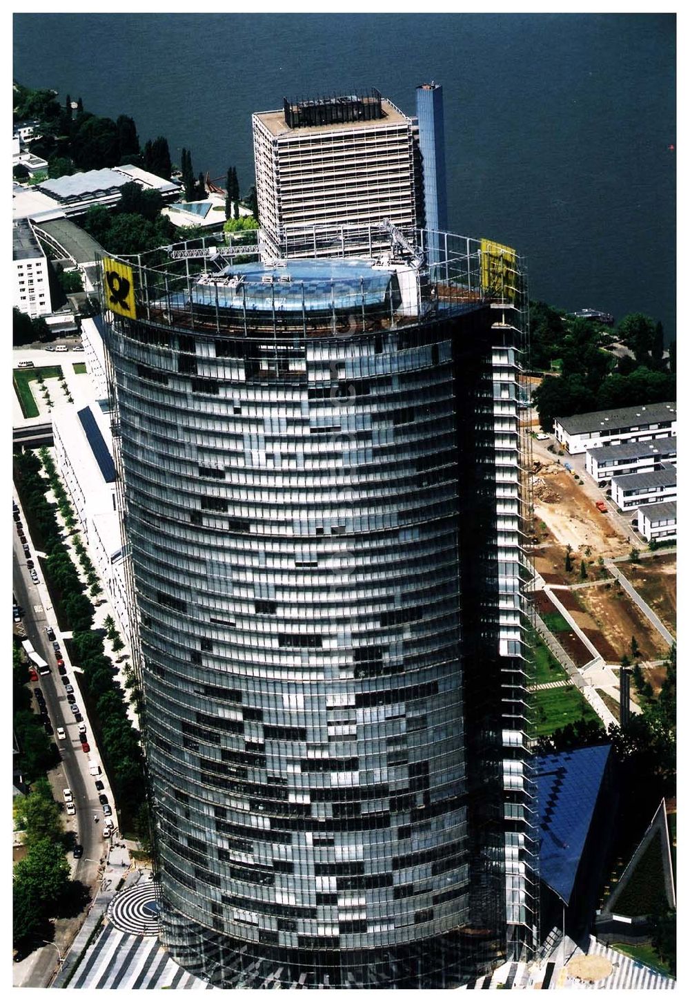 Bonn from the bird's eye view: Stadtzentrum von Bonn mit dem neuerbauten Post-Tower, dem Sitz der Deutschen Post AG. Datum: 26.05.03