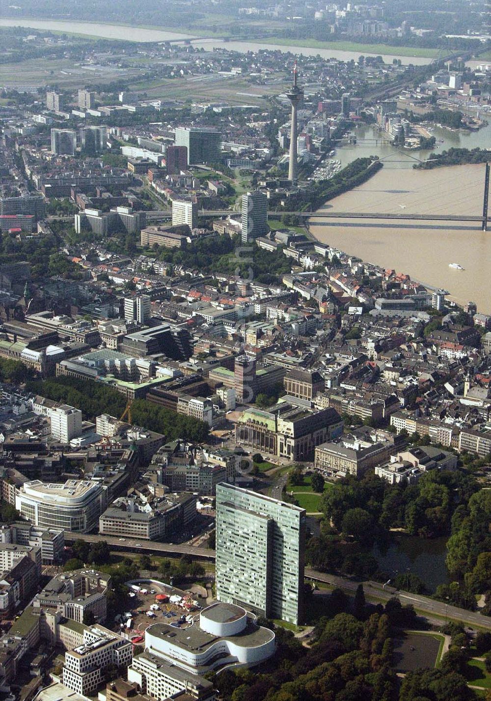 Düsseldorf (NRW) from above - 28.08.2005 Düsseldorf (NRW) Nördlicher Blick auf das Stadtzentrum von Düsseldorf. Im Vordergrund ist das Thyssen-Hochhaus (Dreischeibenhaus) mit dem daneben stehenden Schauspielhaus, im Hintergrund der Fernsehturm und der Hafen zu sehen.