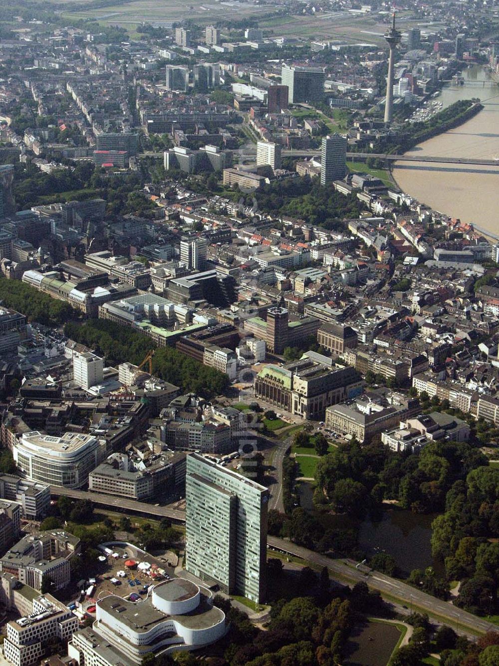 Düsseldorf (NRW) from the bird's eye view: 28.08.2005 Düsseldorf (NRW) Nördlicher Blick auf das Stadtzentrum von Düsseldorf. Im Vordergrund ist das Thyssen-Hochhaus (Dreischeibenhaus) mit dem daneben stehenden Schauspielhaus, im Hintergrund der Fernsehturm und der Hafen zu sehen.