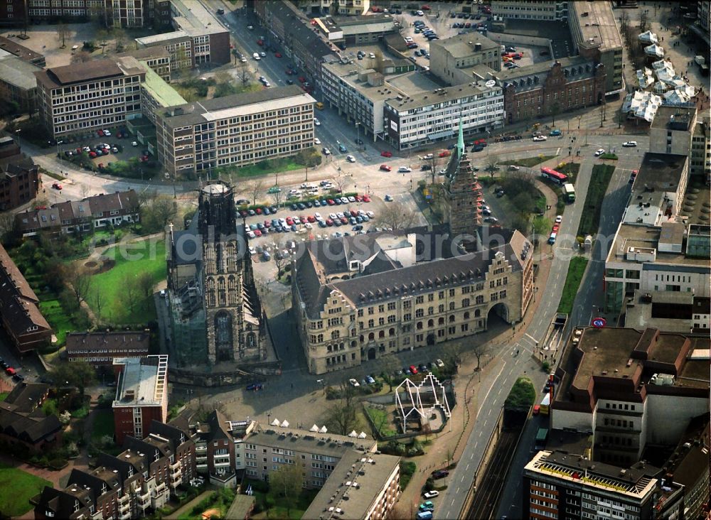 Aerial photograph Duisburg - The Duisburg city hall, it goes back to the medieval court. The present Town Hall was built in 1843 in Renaissance style. Adjacent is the Salvator Church