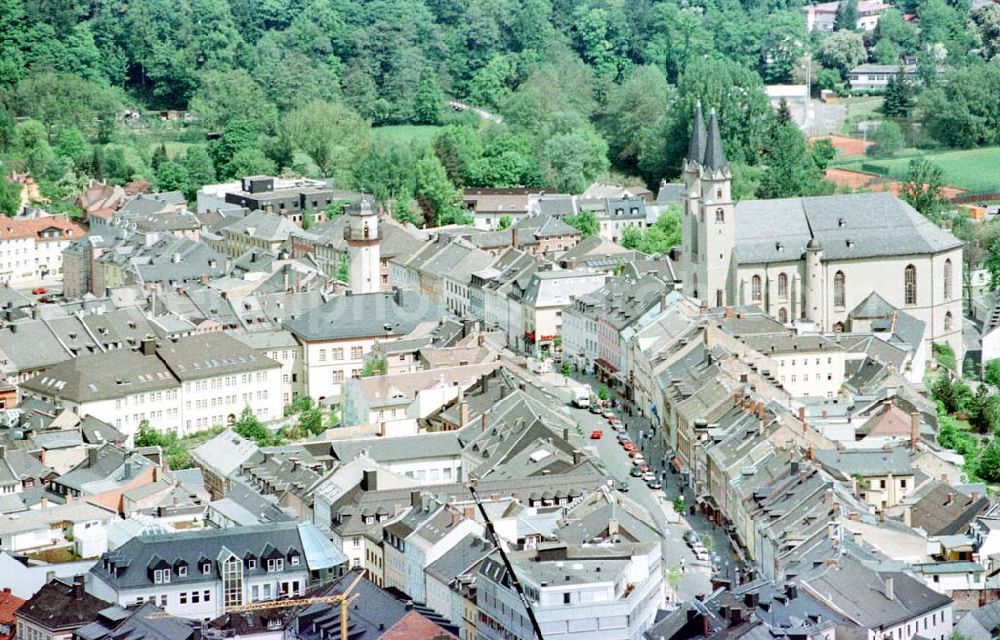 Hof / Bayern from the bird's eye view: Stadtzentrum mit Einkaufsboulevard in Hof.