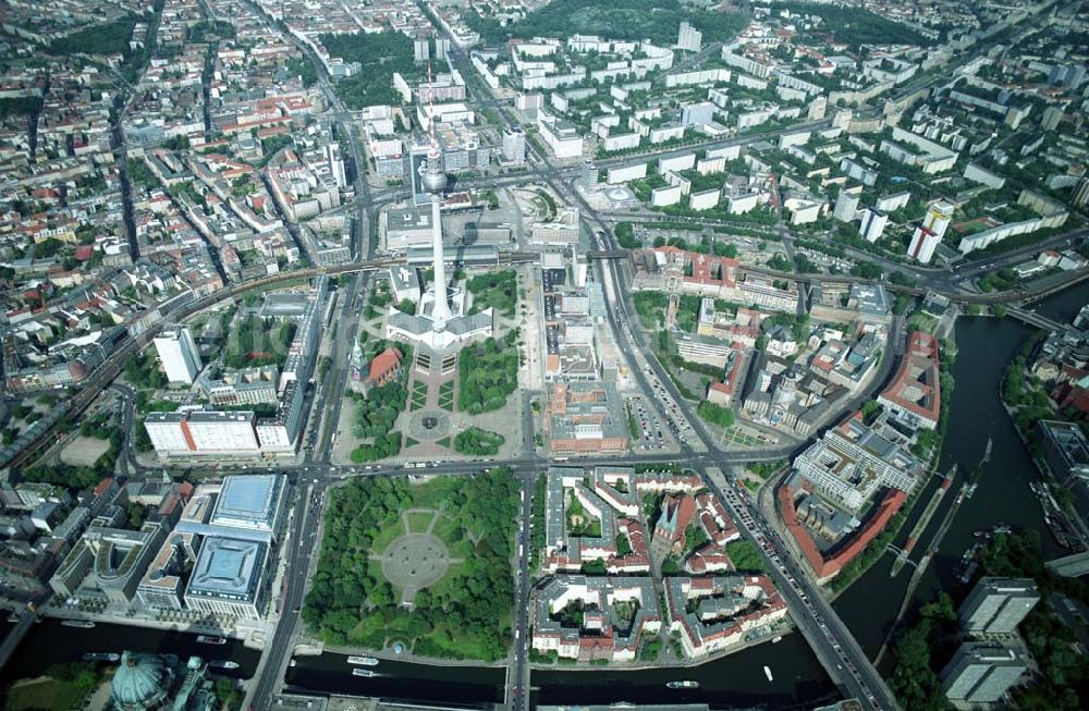 Berlin from the bird's eye view: Blick auf das Wohngebiet am Nikolaiviertel der WBM unmittelbar Fernsehturm in Berlin - Mitte.