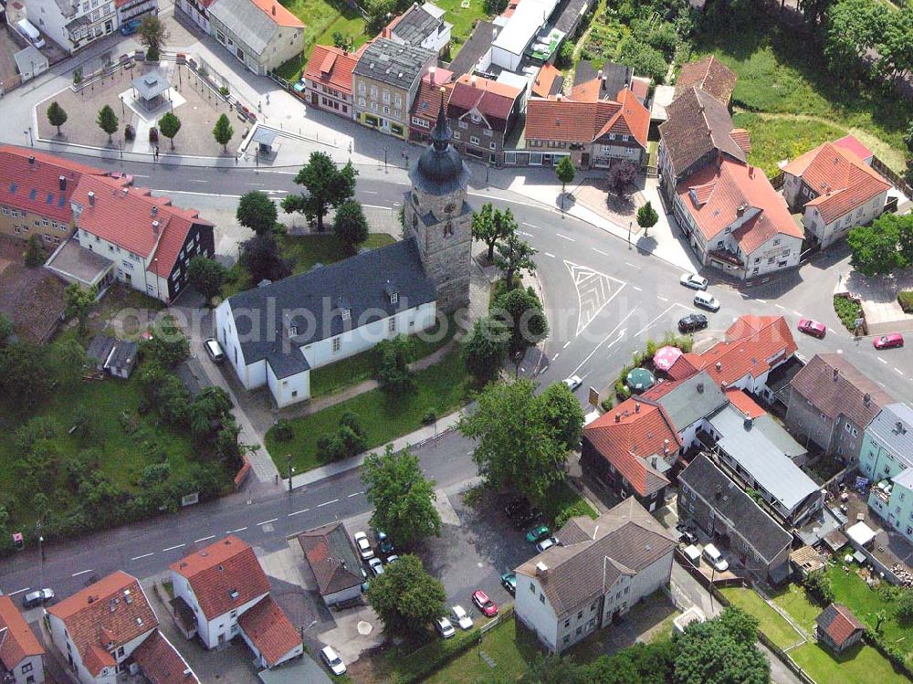 Friedrichroda / Thüringen from the bird's eye view: Blick auf das Stadtzentrum von Friedrichroda mit der Hauptstraße und der evangelischen Kirche.