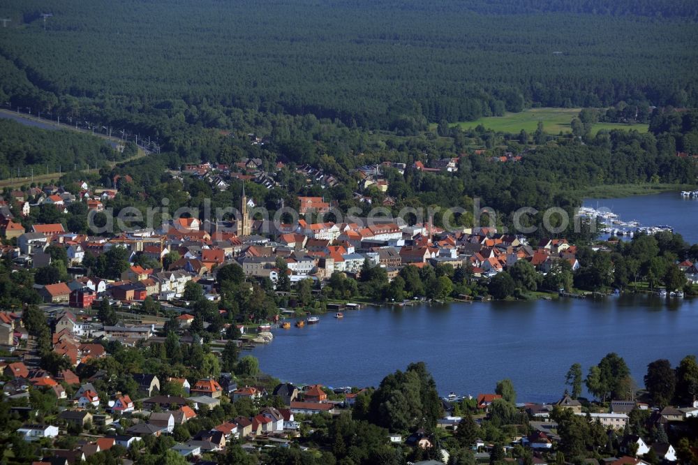 Aerial image Fürstenberg/Havel - Town centre of Fuerstenberg/Havel on the shore of Lake Baalensee in the state of Brandenburg. The historic town centre with the town church is located on the shores of the lake. The town is located in the county district of Oberhavel