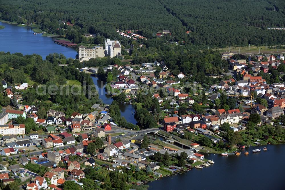 Aerial image Fürstenberg/Havel - Town centre of Fuerstenberg/Havel on the shore of Lake Baalensee in the state of Brandenburg. The historic town centre with the town church is located on the shores of the lake. The town is located in the county district of Oberhavel