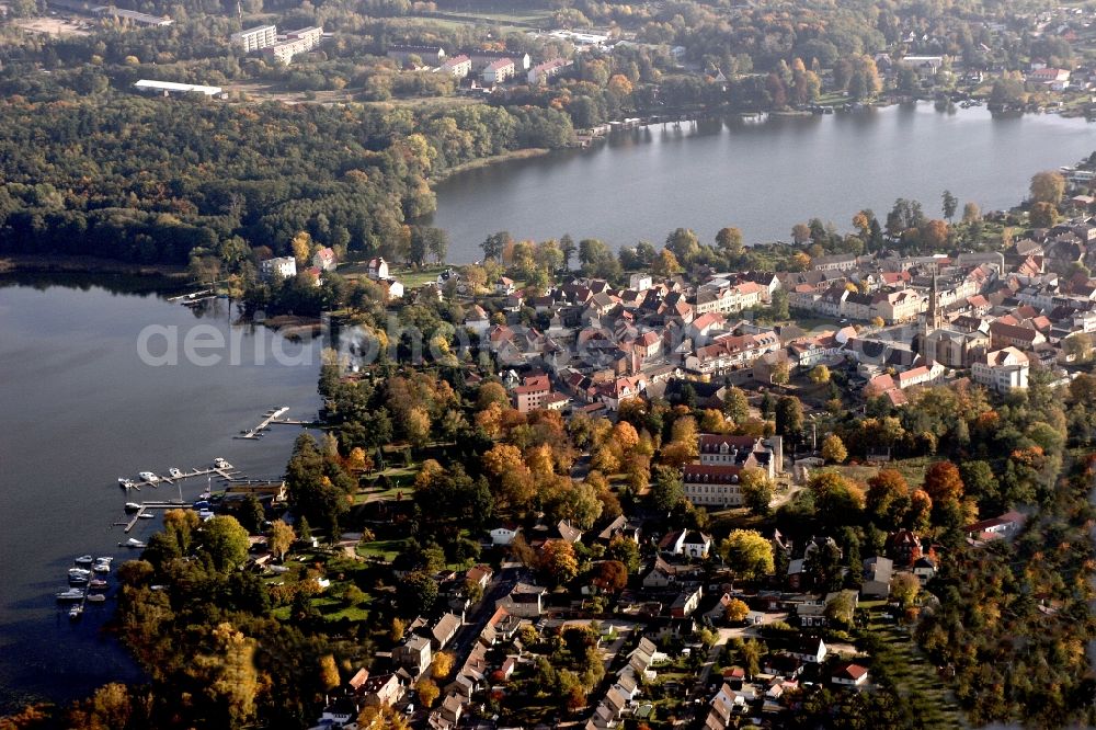 Aerial photograph Fürstenberg/Havel - Town centre of Fuerstenberg/Havel on the shore of Lake Baalensee in the state of Brandenburg. The historic town centre with the town church is located on the shores of the lake. The town is located in the county district of Oberhavel