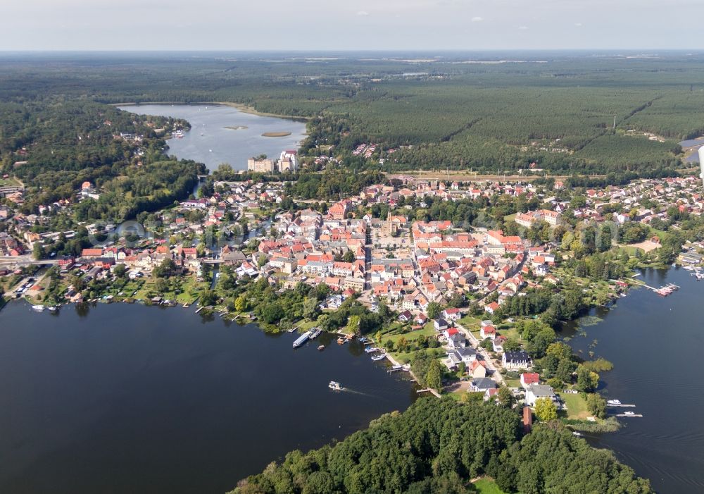 Aerial photograph Fürstenberg/Havel - Town centre of Fuerstenberg/Havel on the shore of Lake Baalensee in the state of Brandenburg. The historic town centre with the town church is located on the shores of the lake. The town is located in the county district of Oberhavel