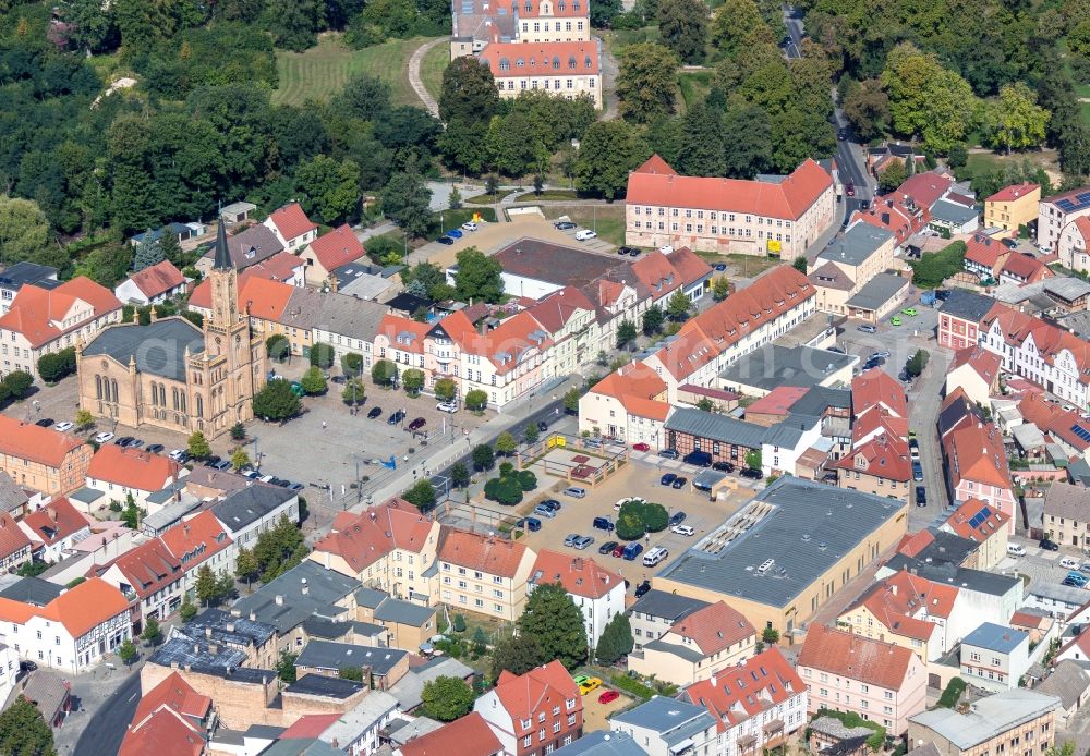 Fürstenberg/Havel from the bird's eye view: Town centre of Fuerstenberg/Havel on the shore of Lake Baalensee in the state of Brandenburg. The historic town centre with the town church is located on the shores of the lake. The town is located in the county district of Oberhavel