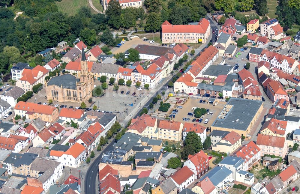 Aerial image Fürstenberg/Havel - Town centre of Fuerstenberg/Havel on the shore of Lake Baalensee in the state of Brandenburg. The historic town centre with the town church is located on the shores of the lake. The town is located in the county district of Oberhavel