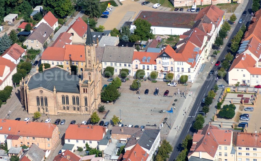 Aerial photograph Fürstenberg/Havel - Town centre of Fuerstenberg/Havel on the shore of Lake Baalensee in the state of Brandenburg. The historic town centre with the town church is located on the shores of the lake. The town is located in the county district of Oberhavel