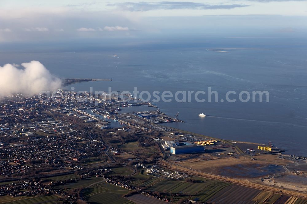 Cuxhaven from the bird's eye view: City center with port facilities on the banks of the river course of the Elbe estuary in Cuxhaven in Lower Saxony