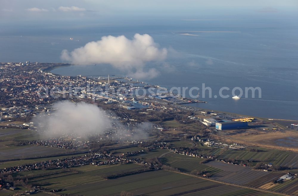 Aerial image Cuxhaven - City center with port facilities on the banks of the river course of the Elbe estuary in Cuxhaven in Lower Saxony