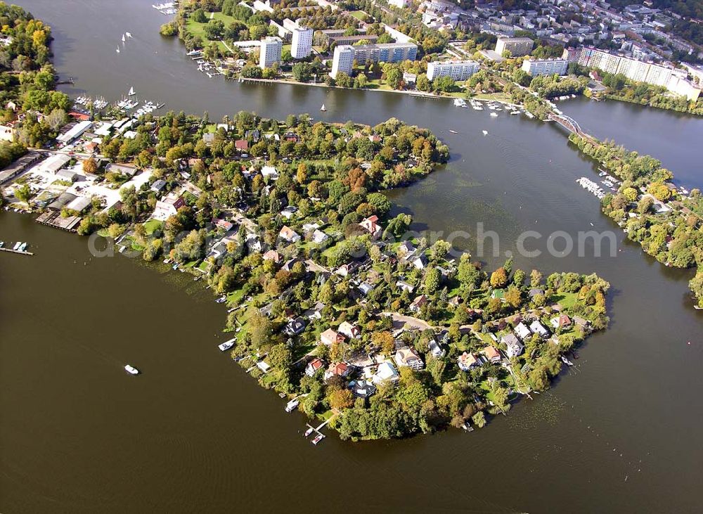 Aerial photograph Potsdam - 07.10.2004 Blick von der Havel aus auf die Halbinsel Hermannswerder und das nahe gelegene Stadtzentrum von Potsdam.