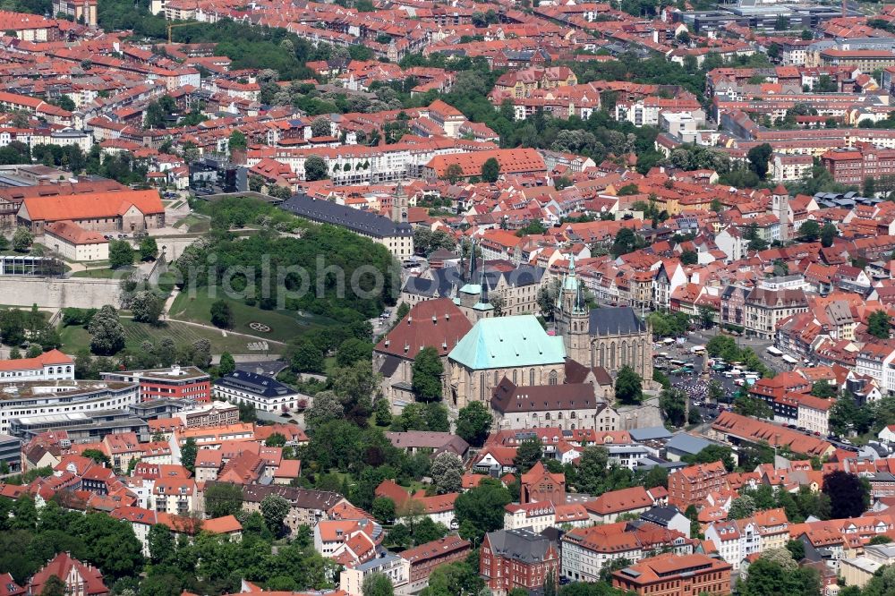 Aerial photograph Erfurt - The center of the city with the citadel Petersberg with the ensemble of St. Mary's Cathedral and Severi Church in Erfurt in Thuringia