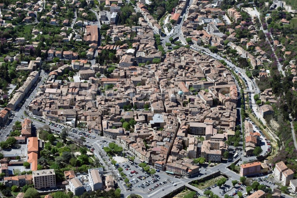 Aerial photograph Apt - The city center in the downtown are in Apt in Provence-Alpes-Cote d'Azur, France