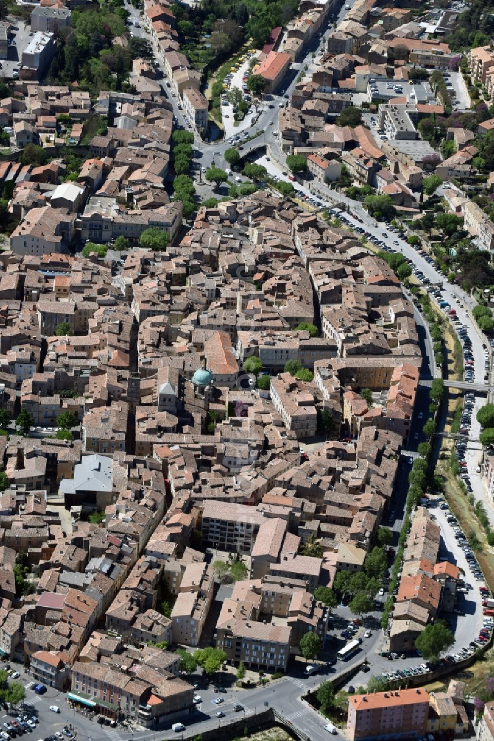 Aerial photograph Apt - The city center in the downtown are in Apt in Provence-Alpes-Cote d'Azur, France