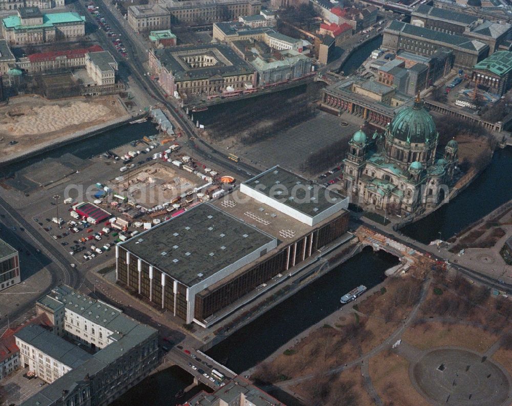 Berlin from the bird's eye view: City center in the downtown area with the Lustgarten, the Berlin Cathedral and the Palace of the Republic on Marx Angel Place today Palace Square in Berlin