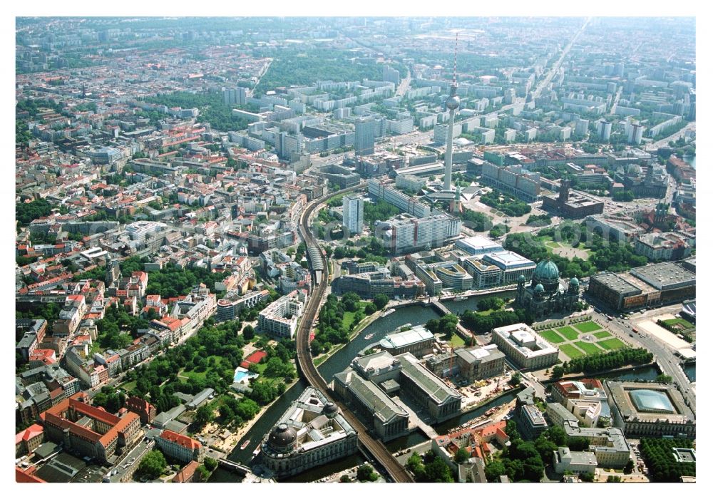 Aerial photograph Berlin - City center in the downtown area with the Hackescher Markt S-Bahn station Hackescher Markt, Oranienburgerstrasse, Monbijoupark, beach and Museum Island on the Spree in Berlin-Mitte