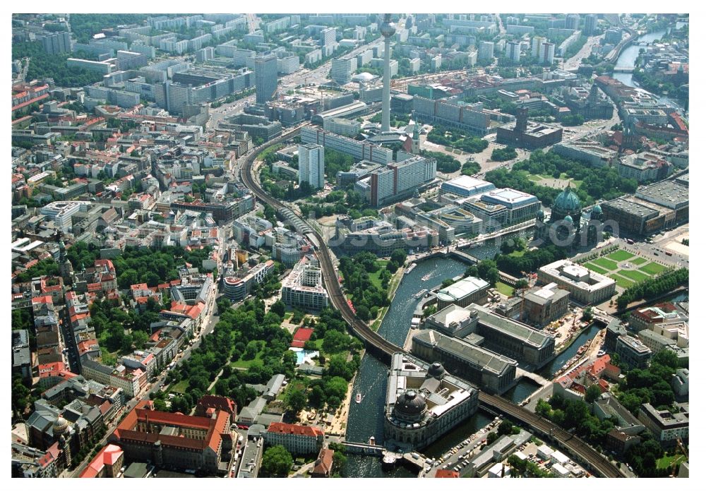 Berlin from the bird's eye view: City center in the downtown area with the Hackescher Markt S-Bahn station Hackescher Markt, Oranienburgerstrasse, Monbijoupark, beach and Museum Island on the Spree in Berlin-Mitte