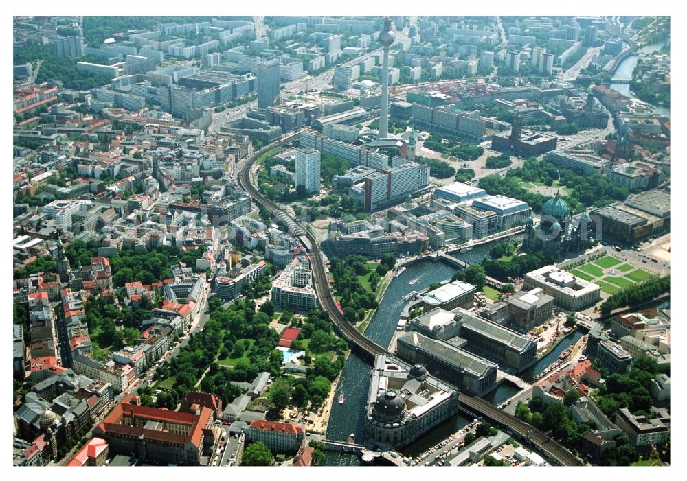 Aerial image Berlin - City center in the downtown area with the Hackescher Markt S-Bahn station Hackescher Markt, Oranienburgerstrasse, Monbijoupark, beach and Museum Island on the Spree in Berlin-Mitte