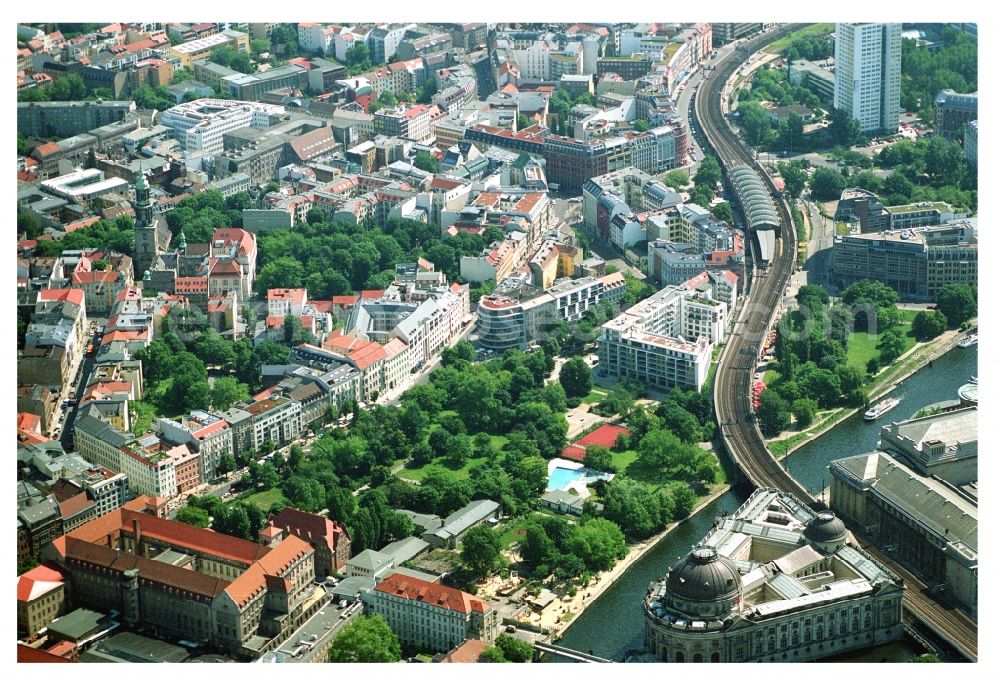 Aerial photograph Berlin - City center in the downtown area with the Hackescher Markt S-Bahn station Hackescher Markt, Oranienburgerstrasse, Monbijoupark, beach and Museum Island on the Spree in Berlin-Mitte