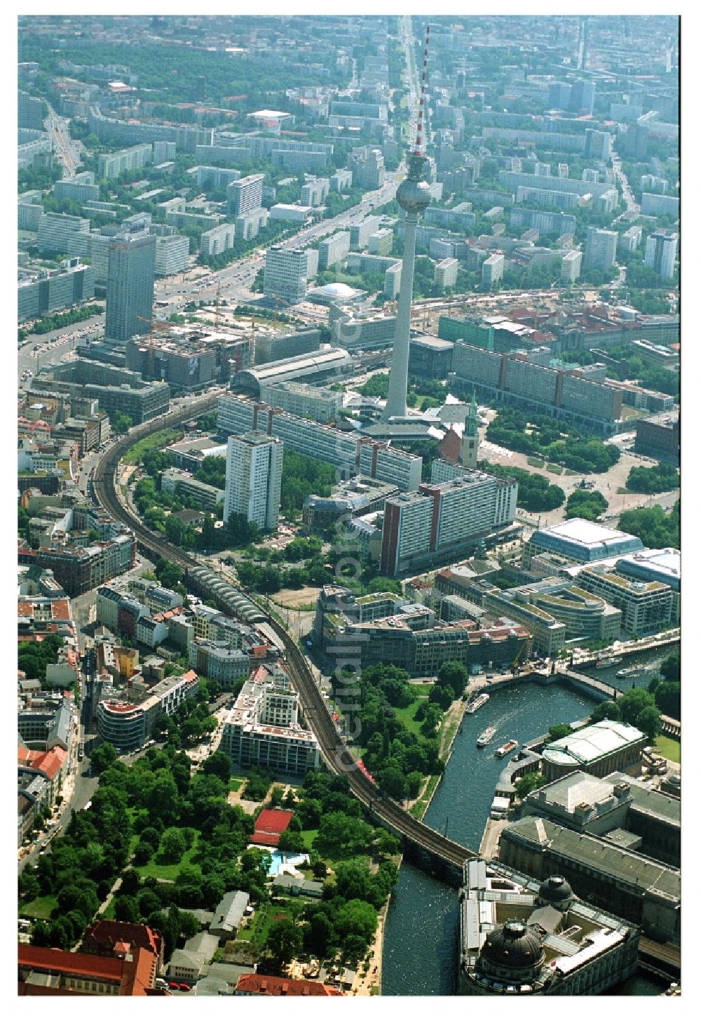 Aerial photograph Berlin - City center in the downtown area with the Hackescher Markt S-Bahn station Hackescher Markt, Oranienburgerstrasse, Monbijoupark, beach and Museum Island on the Spree in Berlin-Mitte