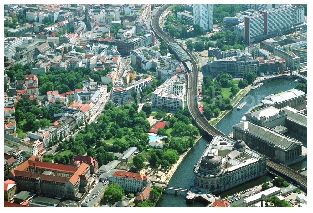 Berlin from the bird's eye view: City center in the downtown area with the Hackescher Markt S-Bahn station Hackescher Markt, Oranienburgerstrasse, Monbijoupark, beach and Museum Island on the Spree in Berlin-Mitte