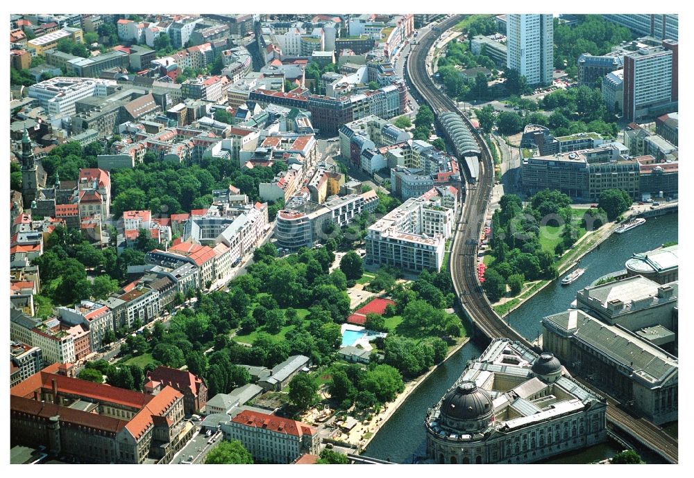 Aerial image Berlin - City center in the downtown area with the Hackescher Markt S-Bahn station Hackescher Markt, Oranienburgerstrasse, Monbijoupark, beach and Museum Island on the Spree in Berlin-Mitte