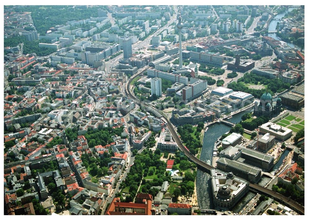 Aerial photograph Berlin - City center in the downtown area with the Hackescher Markt S-Bahn station Hackescher Markt, Oranienburgerstrasse, Monbijoupark, beach and Museum Island on the Spree in Berlin-Mitte