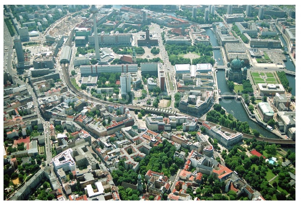 Aerial image Berlin - City center in the downtown area with the Hackescher Markt S-Bahn station Hackescher Markt, Oranienburgerstrasse, Monbijoupark, beach and Museum Island on the Spree in Berlin-Mitte