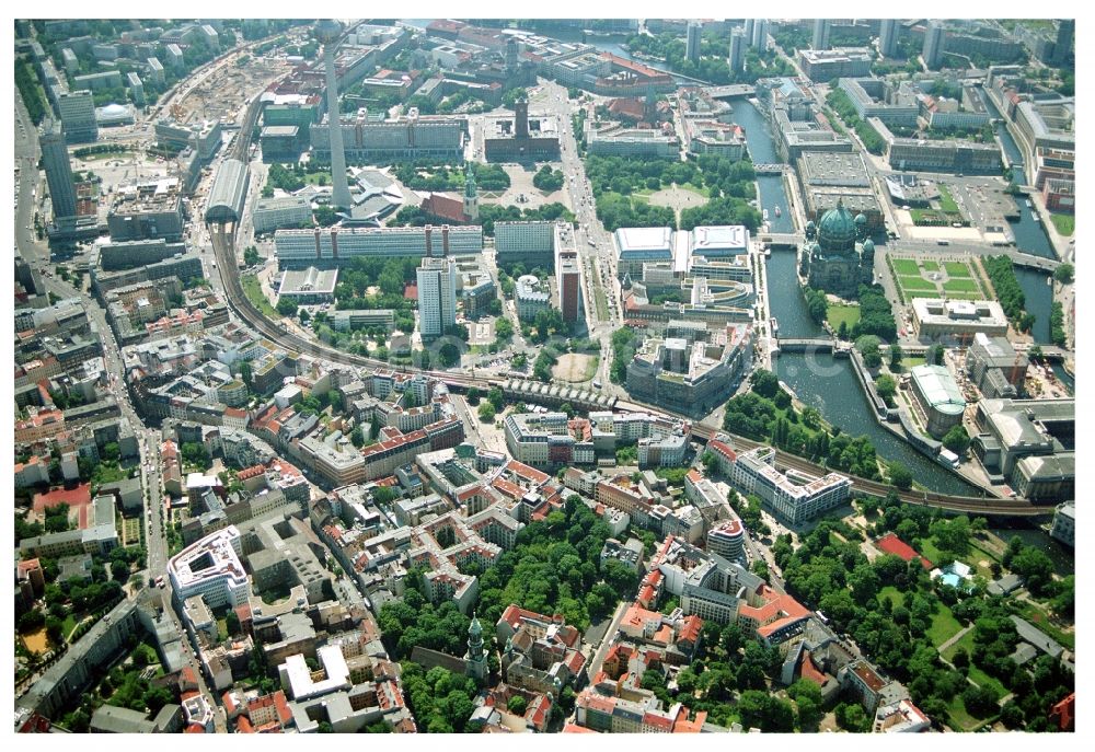 Aerial photograph Berlin - City center in the downtown area with the Hackescher Markt S-Bahn station Hackescher Markt, Oranienburgerstrasse, Monbijoupark, beach and Museum Island on the Spree in Berlin-Mitte