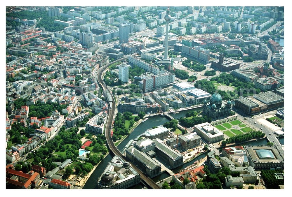 Aerial image Berlin - City center in the downtown area with the Hackescher Markt S-Bahn station Hackescher Markt, Oranienburgerstrasse, Monbijoupark, beach and Museum Island on the Spree in Berlin-Mitte