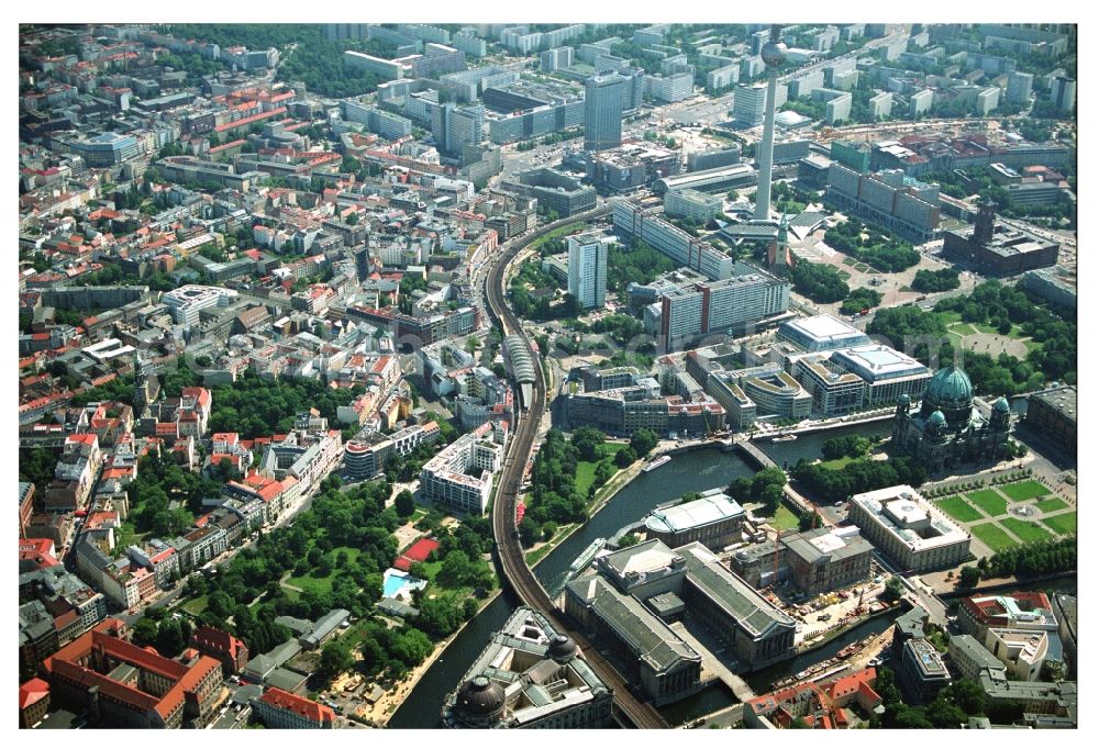 Aerial photograph Berlin - City center in the downtown area with the Hackescher Markt S-Bahn station Hackescher Markt, Oranienburgerstrasse, Monbijoupark, beach and Museum Island on the Spree in Berlin-Mitte