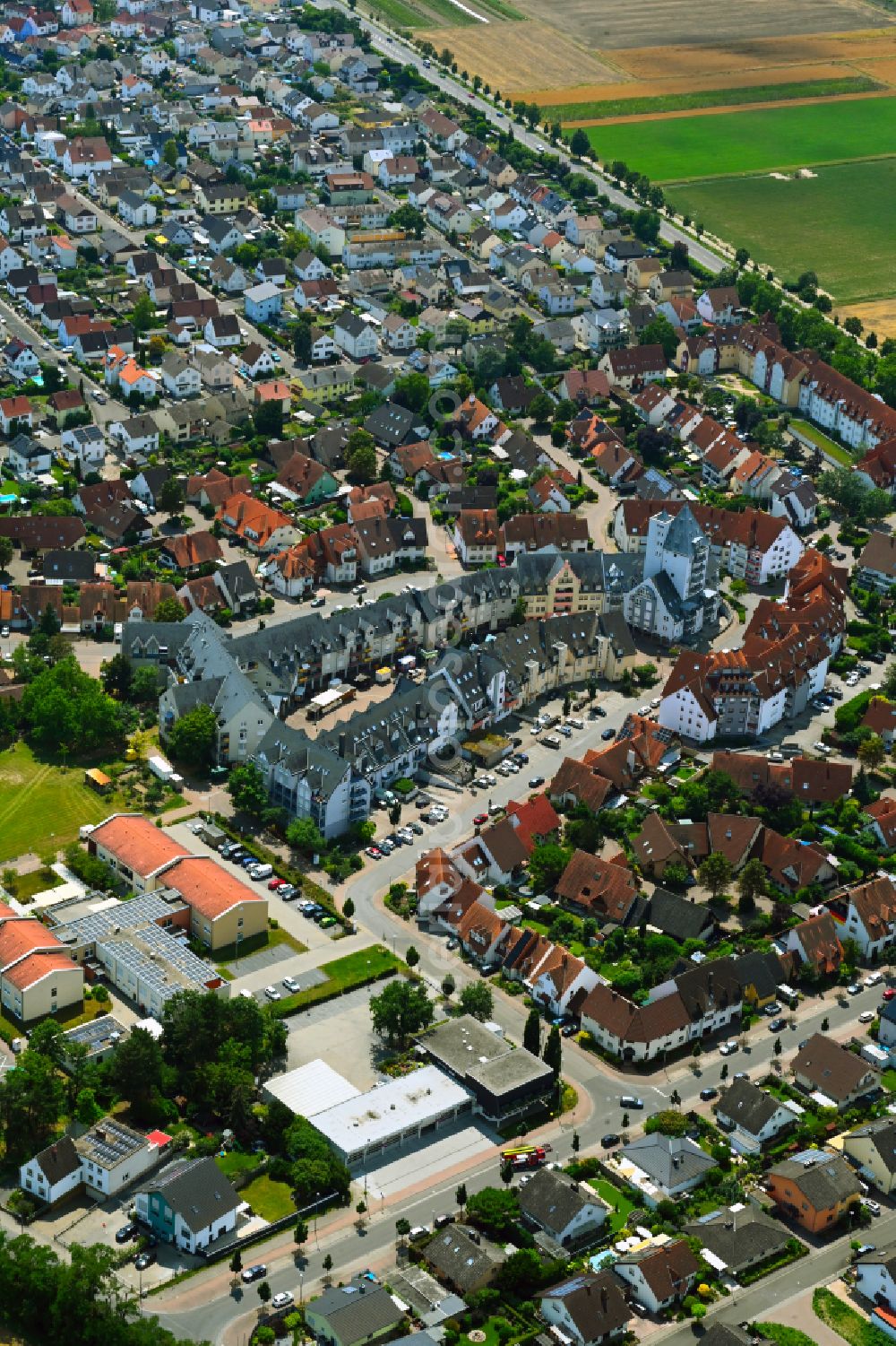 Aerial photograph Bobenheim-Roxheim - The city center in the downtown area in Bobenheim-Roxheim in the state Rhineland-Palatinate, Germany