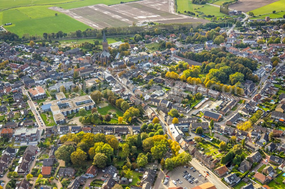 Elten from the bird's eye view: The city center in the downtown area in Elten in the state North Rhine-Westphalia, Germany