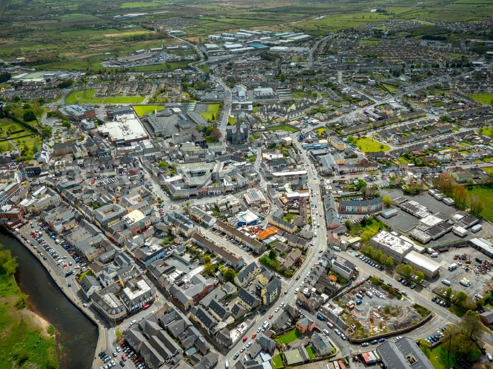 Ennis from the bird's eye view: The city center in the downtown area in Ennis in Clare, Ireland